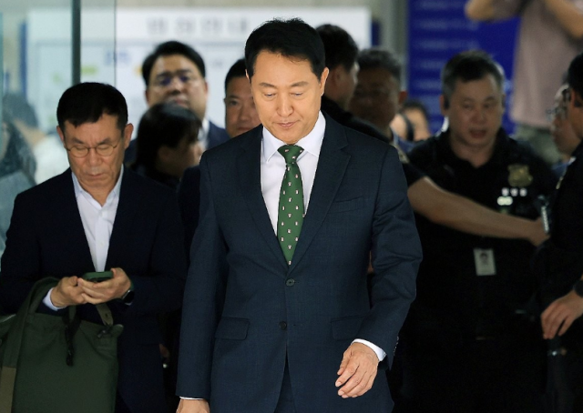 명태균씨로부터 여론조사 결과를 받아보고 후원자에게 비용을 대납하게 한 혐의로 기소된 오세훈 서울시장이 22일 오후 서울 서초구 중앙지법에서 열린 선고 공판을 마친 뒤 법정을 나서고 있다 사진연합뉴스
