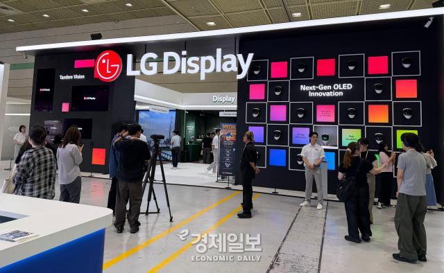 22일 서울 강남구 코엑스에서 열린 K-디스플레이 2026에 마련된 LG디스플레이 부스에서 고객들이 전시를 관람하고 있는 모습 사진정보운 기자
