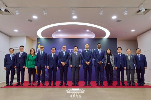 President Lee hosts global business leaders on the sidelines of APEC Summit late October 2025 in Gyeongju South Korea Courtesy of the Cheong Wa Dae