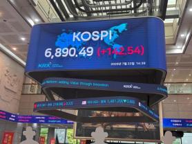 Foreign investors return lifts KOSPI ahead of key big tech earnings