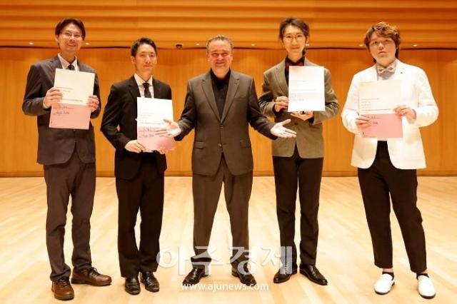 2026 토루 타케미츠 작곡상 파이널진출자 4인 및 심사위원왼쪽부터 Kenshi Matsuo 최재혁 Jörg Widmann심사위원 Ziyi Tao Zhehe Cui 사진중앙대

