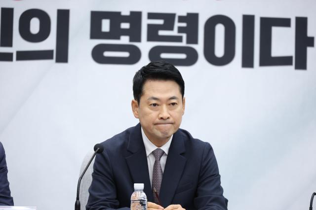 장동혁 국민의힘 대표가 지난 21일 국회에서 열린 국회 제9회 전국동시지방선거 투표용지 부족 사태 등 국민 참정권 침해 진상규명 및 선거관리 개혁을 위한 국정조사 특별위원회-국민의힘 6·3 국민참정권 침해 진상규명 및 선거관리 개혁 특별위원회 연석회의에 참석해 있다 사진연합뉴스