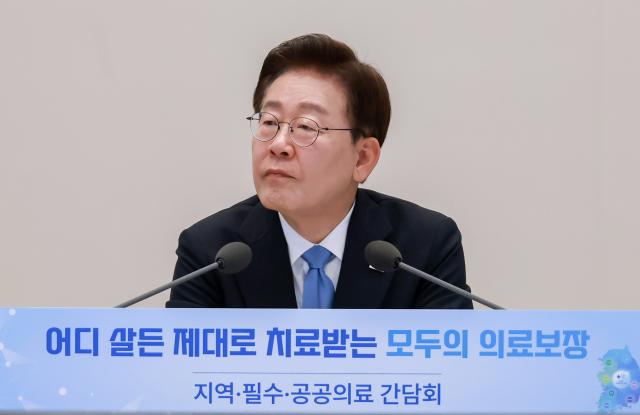 이재명 대통령이 22일 청와대에서 열린 지역·필수·공공의료 간담회에서 참석자 발언을 듣고 있다 사진연합뉴스