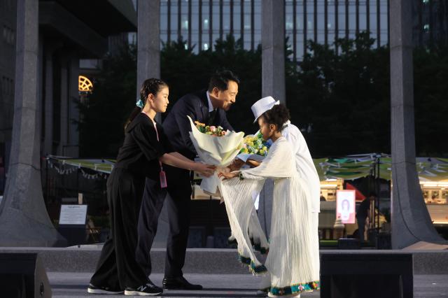 Seoul Mayor Oh Se-hoon presents bouquets of flowers to Ethiopian children at the Seoul-Ethiopia cultural exchange performance held at the Garden of Gratitude in Gwanghwamun Square Seoul on July 22 2026 AJP Han Jun-gu