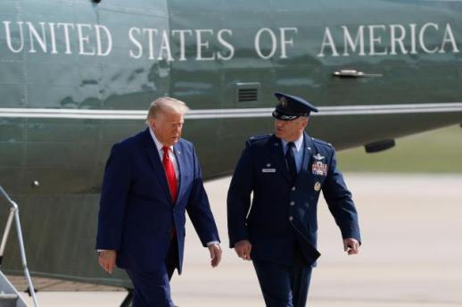 Trump tuyên bố sẽ phá hủy một cầu hoặc nhà máy điện của Iran cho mỗi vụ tấn công tàu thuyền