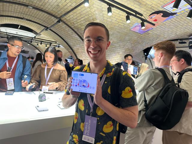 YouTuber Austin Evans chụp ảnh cùng Galaxy Z Fold 8