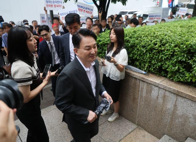  원희룡 전 국토교통부 장관이 23일 양평고속도로 사업 백지화 과정에서 적법 절차를 지키지 않았다는 의혹 등 조사를 위해 경기도 과천시 2차 종합특검 사무실로 출석하고 있다 사진연합뉴스