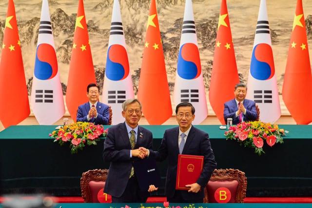 유홍준 국립중앙박물관장왼쪽과 라오취안 중국 문물국 국장오른쪽이 중국 청대 석사자상 한 쌍 기증 협약을 체결하는 모습 사진국립중앙박물관 