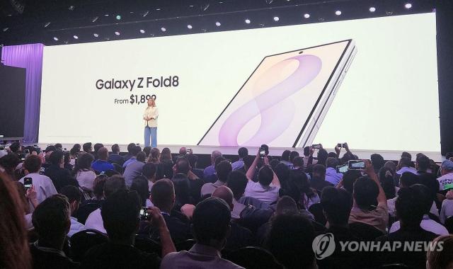 Galaxy Unpacked 2026 diễn ra tại London
London  Yonhap News Mẫu điện thoại gập Galaxy Z Fold8 được giới thiệu tại sự kiện Galaxy Unpacked 2026 diễn ra ở Old Billingsgate London Anh chiều 227 giờ địa phương Ngày 2272026