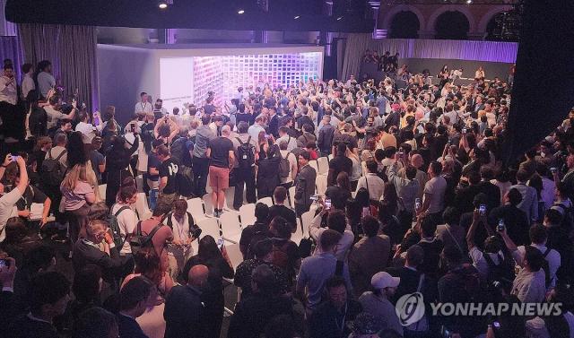 Sự kiện Galaxy Unpacked 2026 thu hút sự chú ý tại London
London  Yonhap News Quang cảnh sự kiện Galaxy Unpacked 2026 diễn ra tại Old Billingsgate London Anh chiều 227 giờ địa phương thu hút sự quan tâm của đông đảo khách tham dự Ngày 2372026
