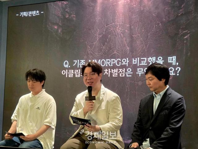 이상문 엔픽셀 PD가운데가 QA를 진행하고 있다 사진류청빛 기자