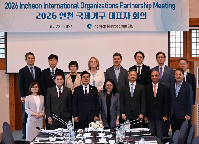 박찬대 인천광역시장이 23일 경원재 바이 워커힐에서 열린 2026 인천 국제기구 대표자 회의에서 기구 대표자들과 기념촬영을 하고 있다