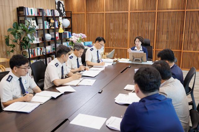 22일 오후 경기도청 집무실에서 진행된 물류창고 화재안전 강화 전략 회의에서 추미애 경기도지사가 발언을 하고 있다 사진경기도