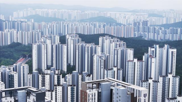 동탄·기흥·구리에 대한 토지거래허가구역 지정이 발효된 5일 경기도 화성시 동탄구 일대 아파트 단지 모습사진연합뉴스