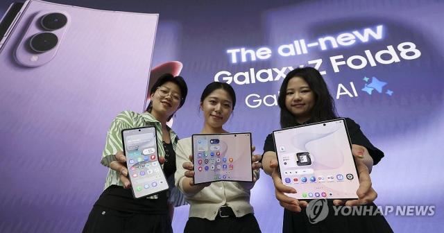 Samsung trình làng dòng Galaxy màn hình gập mới

Seoul  Yonhap Sau khi Samsung Electronics ra mắt ba mẫu smartphone màn hình gập mới các nhân viên tại cửa hàng KT West Gwanghwamun quận Jongno Seoul đã trực tiếp giới thiệu Galaxy Z Fold8 Galaxy Z Fold8 Ultra và Galaxy Z Flip8 tới khách tham quan Ảnh chụp ngày 2372026