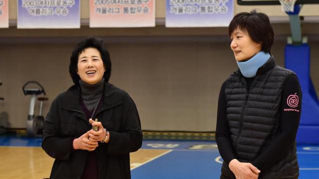 2016년 여자농구 올스타전 찾은 강현숙왼쪽 전 KBL 심판위원장 사진WKBL