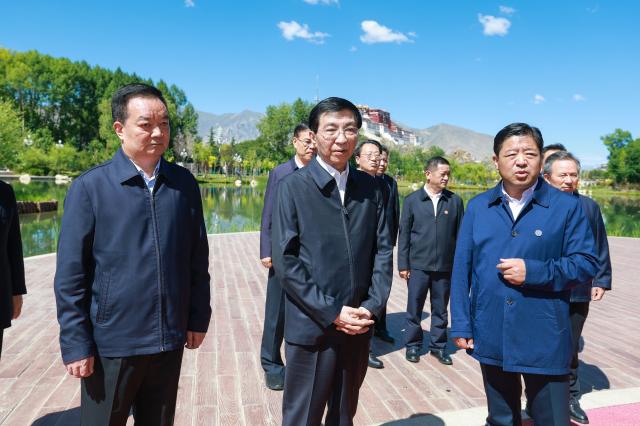 왕후닝 중국공산당 중앙정치국 상무위원 겸 전국인민정치협상회의정협 주석이 19일 중국 시짱티베트자치구 라싸의 한 공원을 방문하고 있다 왕 주석은 7월 19일부터 22일까지 시짱을 시찰했다 사진신화통신