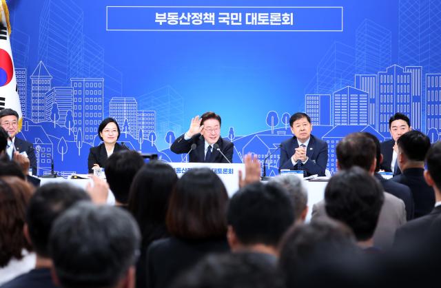 이재명 대통령이 23일 서울 여의도 KBS 별관에서 열린 부동산정책 국민 대토론회에서 참석자들에게 의견을 묻고 있다. [사진=연합뉴스]