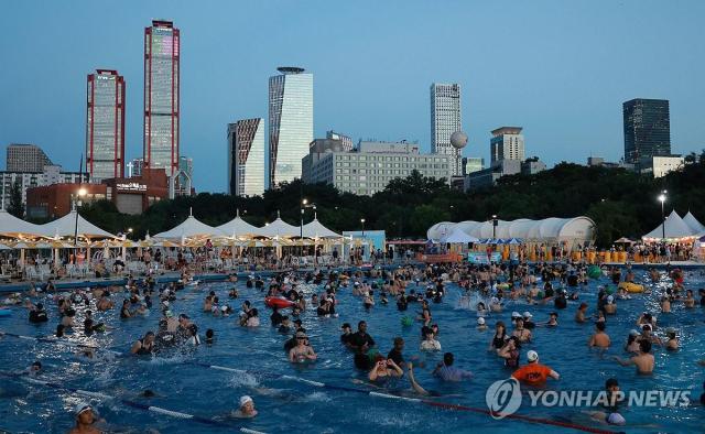 Đêm nóng rực – Cách người dân vượt qua những đêm nhiệt đới
Seoul  Yonhap Tối 137 khi những đêm nhiệt đới tiếp diễn người dân vui chơi dưới nước tại bể bơi sông Hàn Yeouido Seoul để xua tan cái nóng 1372026