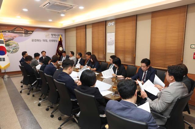 경기미래투자공사 설립추진 대응 논의하는 평택시의회 의원 모습 사진평택시의회