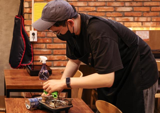 Kim Ji-woo cleans a table at Youth Mungan's Nakseongdae branch in Gwanak District, Seoul, on July 20, 2026. AJP Yoo Na-hyun