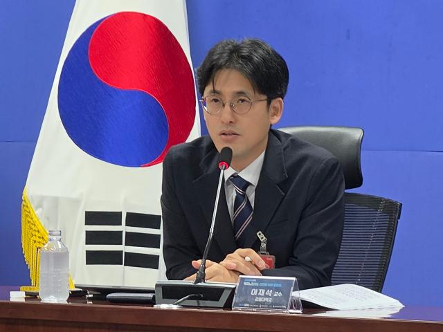 이재석 강원대 교수가 23일 국회의원회관에서 열린 관광대국 시대 카지노업 제도 선진화 방향 토론회에서 발표하고 있다 사진기수정 기자