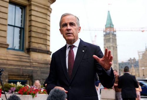 マーク・カーニー・カナダ首相が21日、オタワの首相官邸近くで記者の質問に答えている。写真=AP連合ニュース