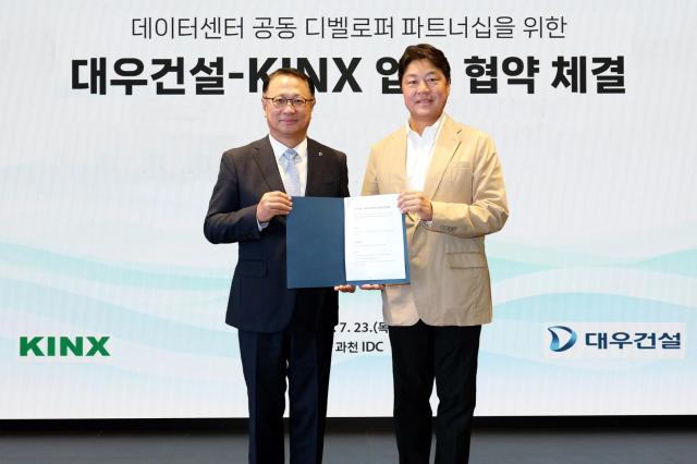 왼쪽부터 전용수 대우건설 건축사업본부장 김지욱 KINX 대표이사가 MOU 체결 후 기념사진을 촬영하고 있다 사진대우건설