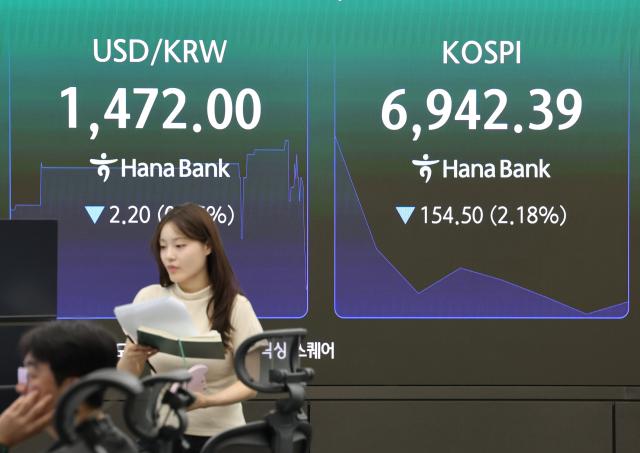 24일 오전 서울 중구 하나은행 본점 딜링룸 현황판 사진연합뉴스