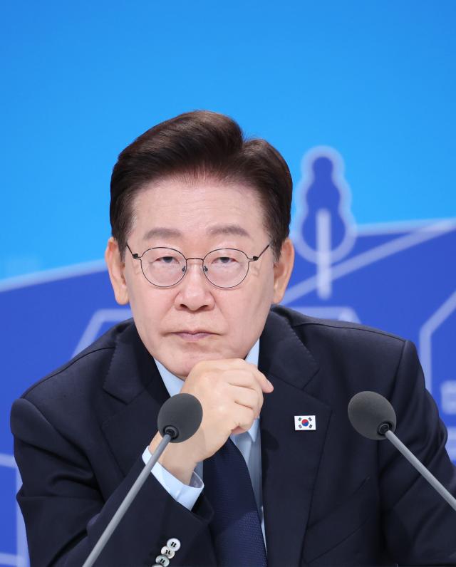 이재명 대통령이 23일 서울 여의도 KBS 별관에서 열린 부동산정책 국민 대토론회에서 참석자 발언을 듣고 있다 사진연합뉴스