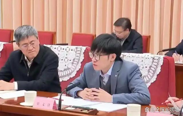 량원펑 딥시크 창업자가 지난해 개최된 한 좌담회에서 발언하고 있다 사진시나웨이보 캡처
