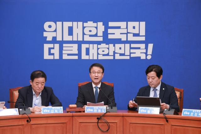 한병도 더불어민주당 대표 직무대행 겸 원내대표가 24일 국회에서 열린 최고위원회의에 참석해 발언하고 있다 사진연합뉴스
