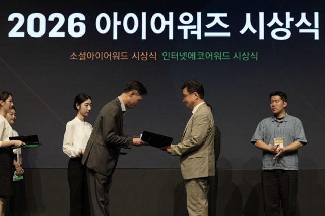 김기호 HK이노엔 전략지원실 전무오른쪽가 소셜아이어워드 2026 시상식에서 의료·제약분야 유튜브 대상을 수상하고 있다 사진HK이노엔
