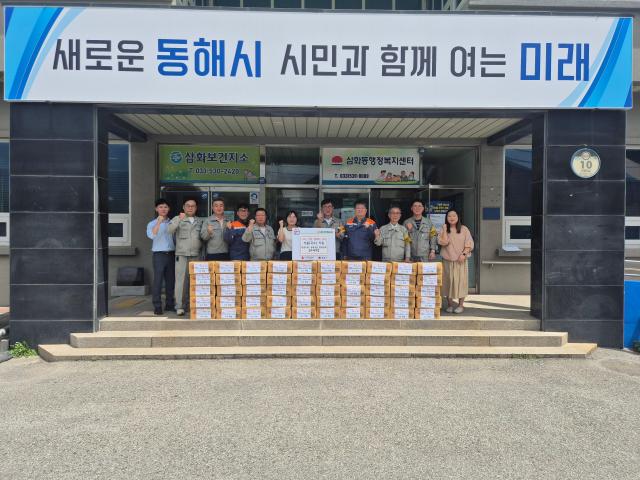 쌍용CE 동해공장 협력업체 대표이사 15명으로 구성된 두레회가 국수 50박스 약 5000인분에 달하는 후원물품을 기탁하고 있다 사진삼화동