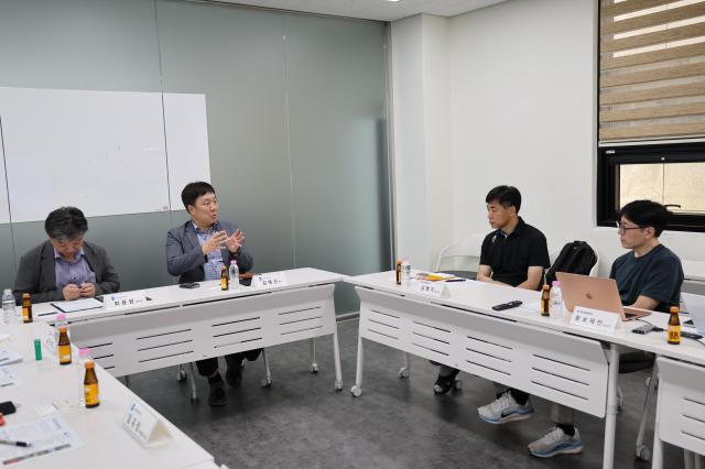 기정원 김영신 원장왼쪽 두 번째을 비롯한 기정원과 라이온로보틱스 관계자들이 간담회를 진행하고 있다 사진기정원