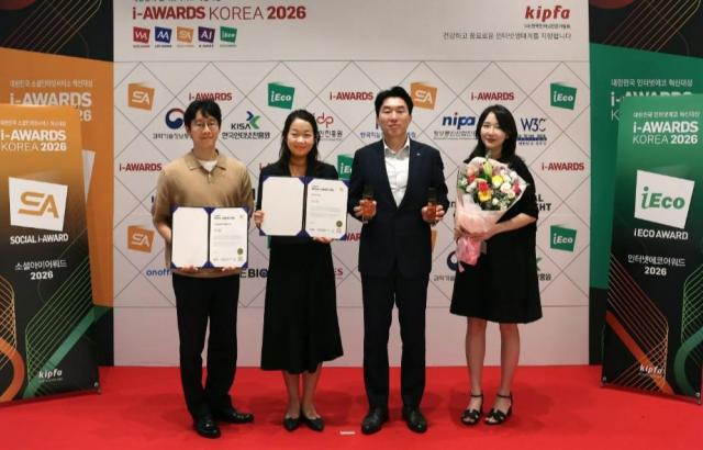 홍상균 롯데건설 디자인연구소장오른쪽에서 두 번째과 직원들이 지난 23일 서울 엘타워에서 열린 ‘소셜아이어워드 2026’ 시상식에서 롯데캐슬 공식 유튜브 채널 ‘오케롯캐’로 디자인 혁신대상 등 2관왕을 수상했다