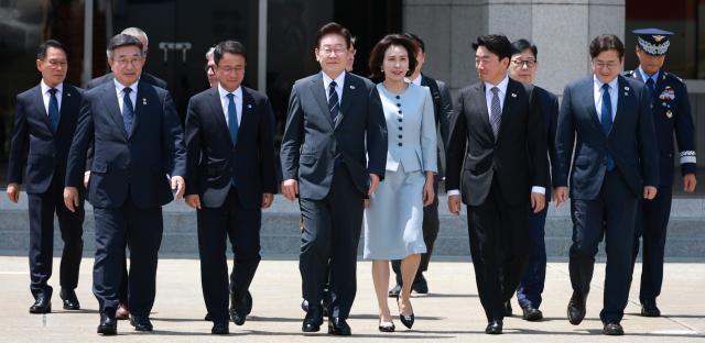 미국과 남미 순방을 위해 출국하는 이재명 대통령과 김혜경 여사가 24일 성남 서울공항에서 공군 1호기로 이동하고 있다 앞줄 왼쪽부터 윤호중 행안부 장관 더불어민주당 한병도 대표 직무대행 겸 원내대표 이재명 대통령 김혜경 여사 강훈식 비서실장 홍익표 정무수석 사진연합뉴스