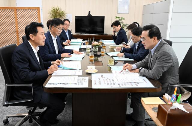오세훈 서울시장이 24일 한국재정정보원에서 박홍근 기획예산처 장관왼쪽에게 노후 기반시설 개선사업 추진을 위한 국비 지원을 건의하고 있다 사진서울시