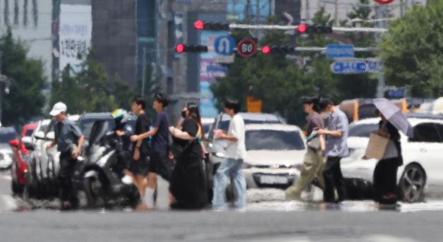 절기상 가장 덥다는 대서大暑인 지난 23일 울산에 이틀째 폭염경보가 발효 중인 가운데 남구 한 도로에 지열로 인한 아지랑이가 피어오르고 있다 사진연합뉴스