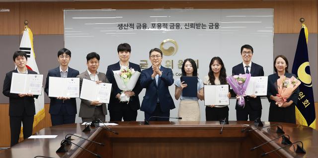 권대영 금융위원회 부위원장이 24일 오전 서울 종로구 정부서울청사에서 2026년 상반기 적극행정 우수공무원에게 적극행정 유공 표창장을 수여했다 사진금융위