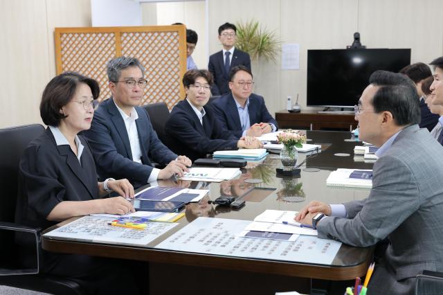 24일 오후 서울 한국재정정보원에서 추미애도지사와 박홍근 기획예산처 장관이 간담회를 하고있다 사진경기도