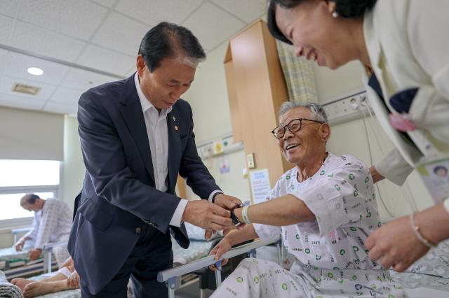 권오을 국가보훈부 장관이 지난 6월 8일 오후 서울시 강동구 중앙보훈병원에 방문하여 제71회 현충일 계기 대통령 명의 기념품을 입원중인 국가유공자분들에게 전달하며 위문을 하고 있다 사진보훈부
