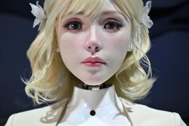 실제 사람 아닙니다…AI 얼굴이 바꾸는 인터넷의 모습
