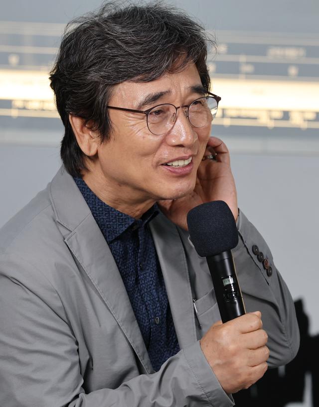 지난달 25일 서울 강남구 코엑스 서울국제도서전 평산책방 부스에서 열린 북토크에서 유시민 작가가 인사말을 하고 있다사진연합뉴스
