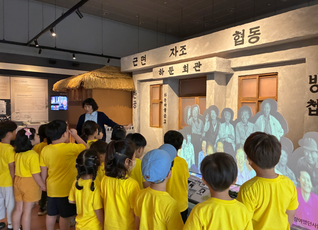 새마을금고중앙회가 경남 산청군 새마을금고역사관에서 진주지역 8개 어린이집 원아 140명을 대상으로 2026 유아 금융교육을 실시했다 사진새마을금고중앙회