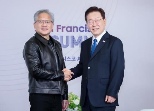 李대통령 만난 젠슨 황 SK·엔비디아 5000억 달러 규모 파트너십 발표