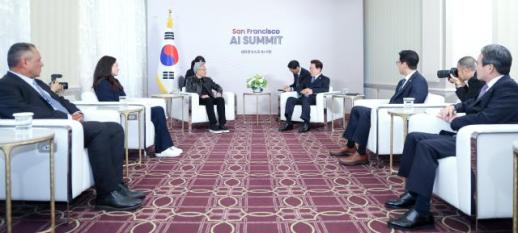 [종합] 李, 빅테크 CEO들과 연쇄 면담…젠슨 황 5000억 달러 규모 파트너십