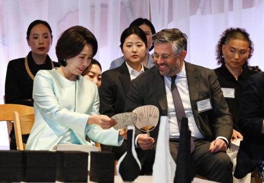 김혜경 여사 한지, 시대·국경 넘어 마음 잇는 문화유산 되길