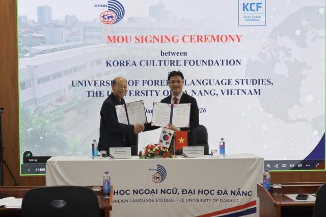 Quỹ Văn hóa Hàn và Khoa Ngoại ngữ – Đại học Đà Nẵng ký kết biên bản ghi nhớ hợp tác MOU
Chủ tịch Quỹ Văn hóa Hàn Kim Jun-il bên trái và Hiệu trưởng Khoa Ngoại ngữ – Đại học Đà Nẵng Nguyễn Văn Long bắt tay sau lễ ký kết biên bản ghi nhớ
Cung cấp bởi Quỹ Văn hóa Hàn KCF