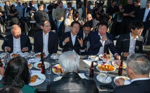 李대통령, 젠슨 황 등 글로벌 AI 리더들과 피시앤칩스 만찬 회동